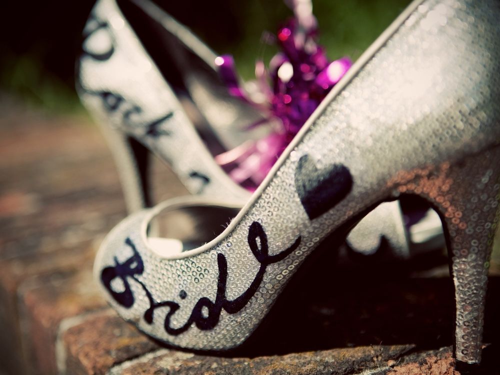 Обои для рабочего стола Свадебные блестящие туфли с надписью bride