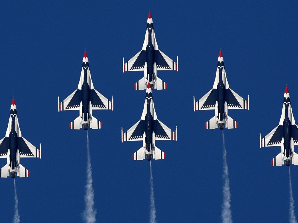 Обои для рабочего стола Истребители F-16 в полёте