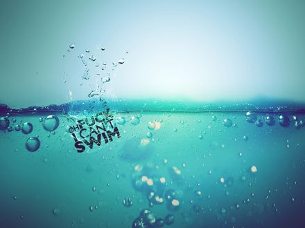 Обои на рабочий стол Fuck I cant swim (Надпись утопает в воде с пузырьками)