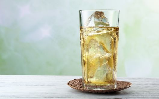 Обои на рабочий стол Коктейль с кусками льда