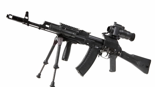 Обои на рабочий стол АК-47 с оптическим прицелом на подставке на белом фоне