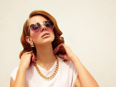 Обои на рабочий стол Певица Lana Del Rey / Лана Дель Рей в очках-сердечках