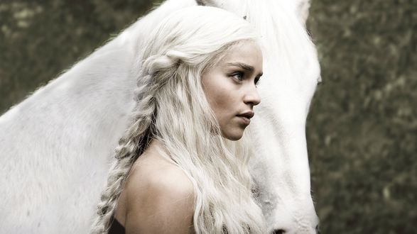 Обои на рабочий стол Дейенерис Таргариен / Daenerys Targaryen из сериала Игра престолов / Game of Thrones стоит возле белого коня