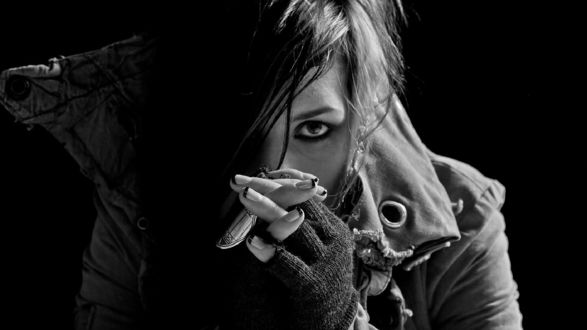 Обои на рабочий стол Skylar Grey / Скилар Грей сложила руки у лица сидя в куртке