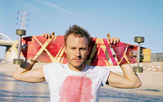Обои на рабочий стол Хит Леджер / Heath Ledger со скейтбордом