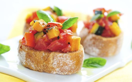 Обои на рабочий стол Багет с овощами (легкая закуска)