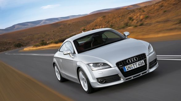 Обои на рабочий стол Ауди ТТ / Audi TT серебряного цвета едет по шоссе