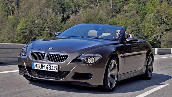 Обои на рабочий стол BMW M6 / БМВ М6 с открытым верхом едет по дороге