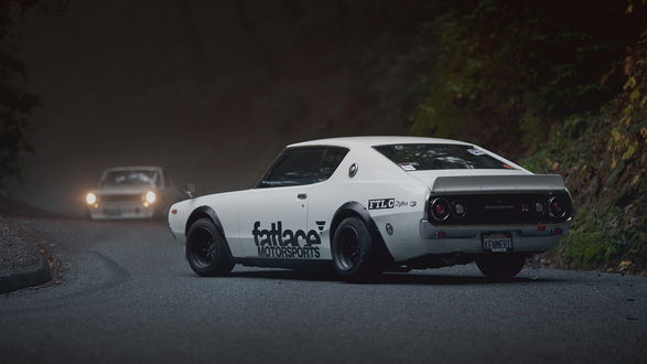 Обои на рабочий стол Nissan Skyline / Ниссан Скайлайн участвующий в гонках по трассе