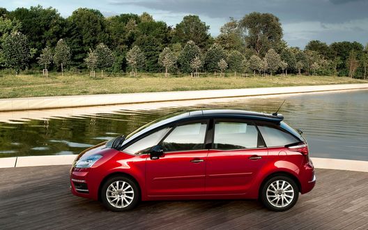 Обои на рабочий стол Citroen C4 Picasso 2011 / Ситроен С4 Пикассо 2011 красного цвета стоит у воды