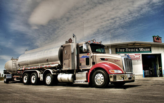 Обои на рабочий стол Бензовоз Peterbilt 386 / Петербилт 386 от компании  Berry FrycKing стоит на станции