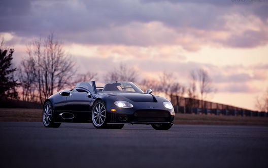 Обои на рабочий стол Spyker C8 / Cпайкер C8 с открытым верхом стоит на дороге с включёнными фарами