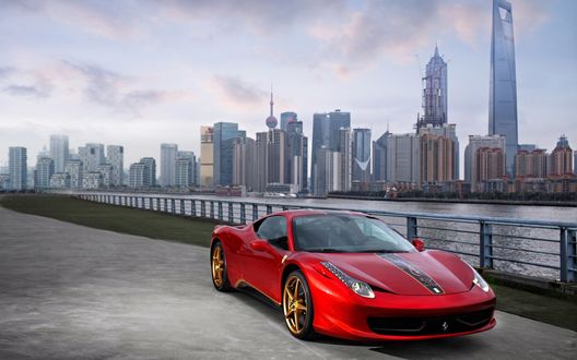 Обои на рабочий стол Красный спорткар Ferrari / Феррари стоит на набережной