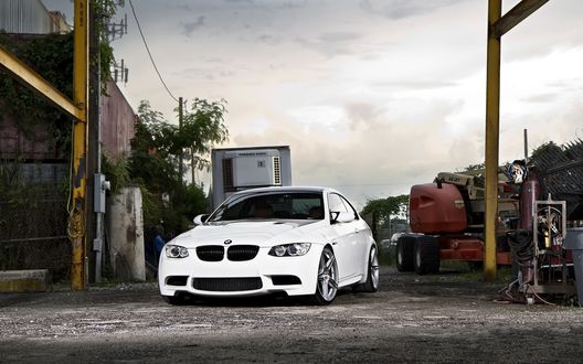 Обои на рабочий стол Белый BMW M3 / БМВ М3 седан стоит на дороге рядом с домами