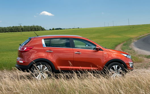 Обои на рабочий стол Новый KIA Sportage 2011 / КИА Спортейдж стоит в поле у дороги