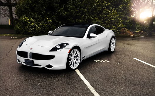Обои на рабочий стол Спортивный автомобиль SR Auto Fisker Karma стоит на дороге на фоне деревьев