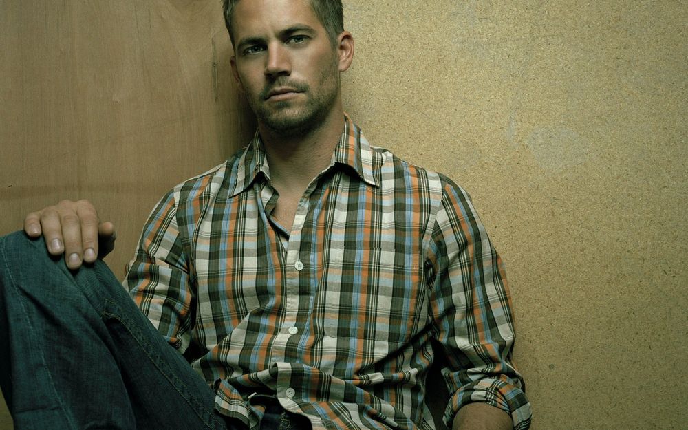 Обои для рабочего стола Пол Уокер / Paul Walker сидит у стены