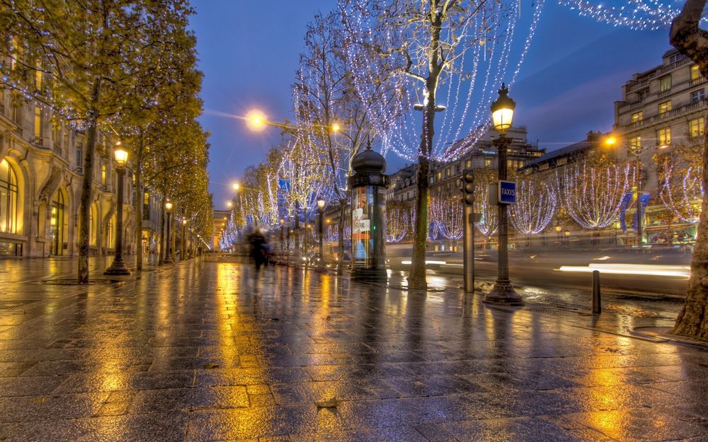 Обои для рабочего стола Ярко-освещенная улица ночного Парижа / Paris