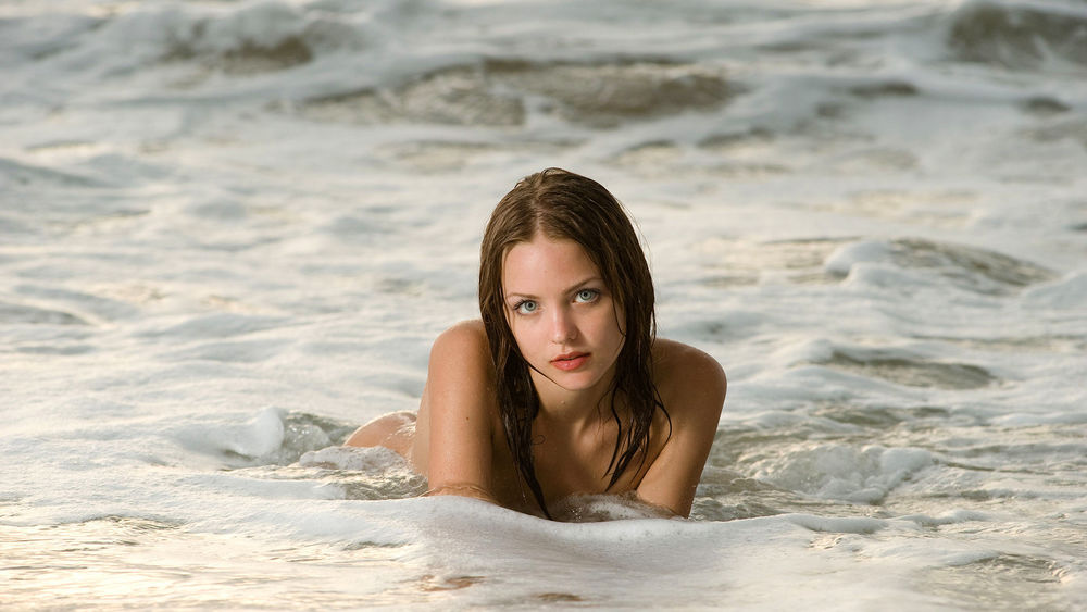 Красивые девушки на море, голая девушка на берегу моря. Девушки на голом пляже