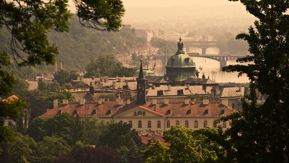 Обои для рабочего стола Прага, Чешская Республика / Prague, Czech Republic, вид на мосты через реку с высоты птичьего полета через деревья