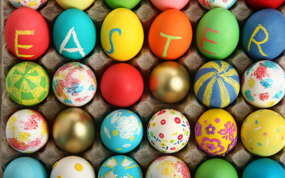 Обои для рабочего стола Надпись EASTER / ПАСХА на разноцветных пасхальных яйцах