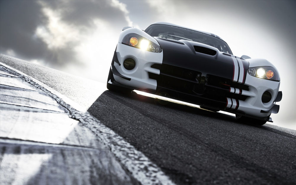 Обои для рабочего стола Dodge Viper / Додж Вайпер на фоне неба