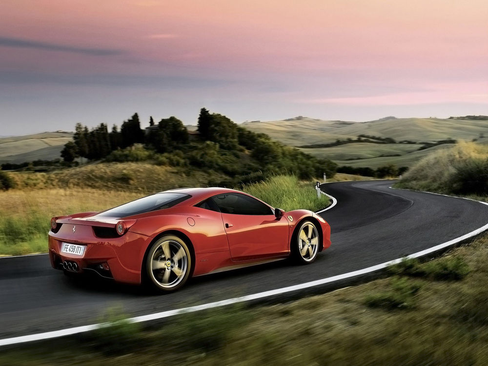 Обои для рабочего стола Красный автомобиль Ferrari 458 Italia / Феррари 458 Италия едет по петляющей дороге