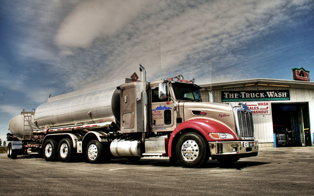 Обои для рабочего стола Бензовоз Peterbilt 386 / Петербилт 386 от компании  Berry FrycKing стоит на станции