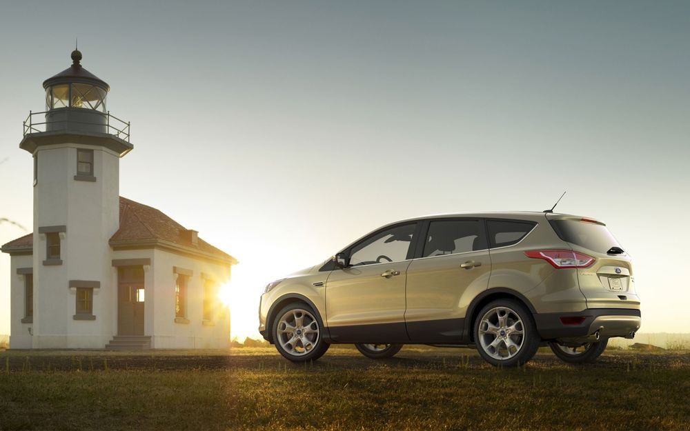 Обои для рабочего стола Ford Kuga 2012 / Форд Куга 2012 стоит у дома на фоне неба