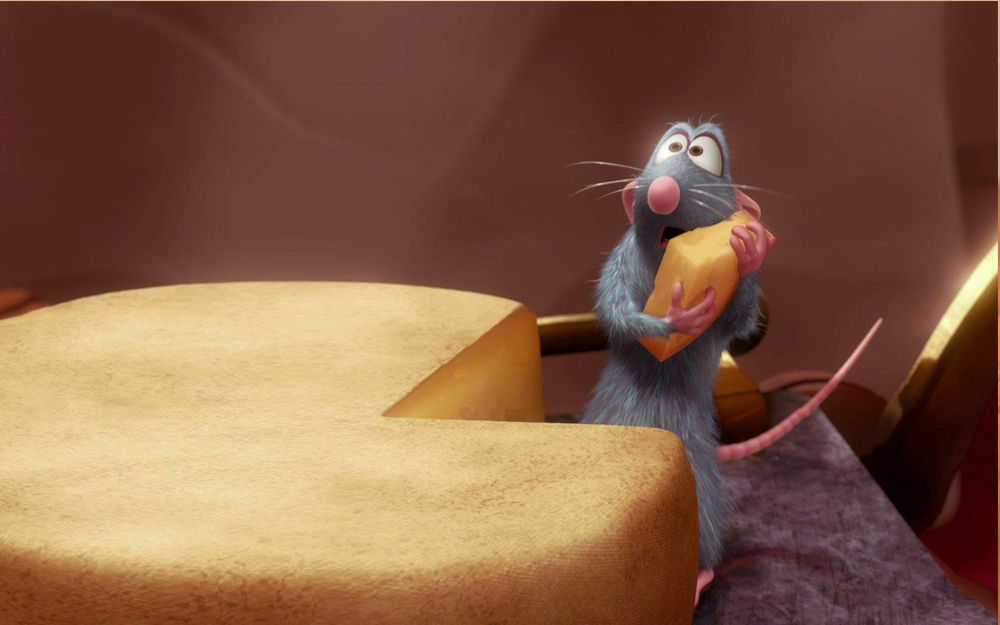 Обои для рабочего стола Ratatouille / Рататуй украл кусочек сыра и пытается спрятать его держа двумя лапами