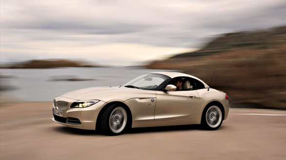 Обои на рабочий стол Бежевый BMW Z4 / БМВ З4 стоит на фоне залива
