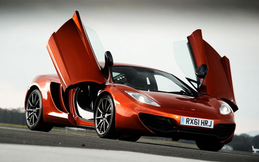 Обои на рабочий стол Оранжевый McLaren MP4-12C / МакЛарен с открывающимися дверьми в верх
