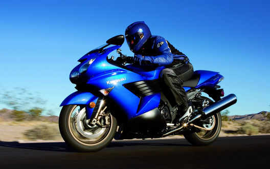 Обои на рабочий стол Парень мчится на синем Kawasaki ZZR1400 / Кавасаки ЗЗР1400