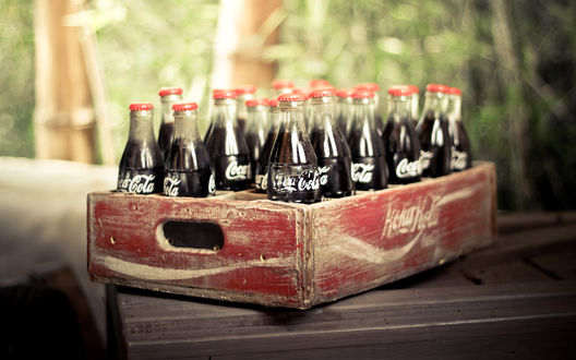 Обои на рабочий стол Ящик с бутылками Кока-кола / Coca-Cola