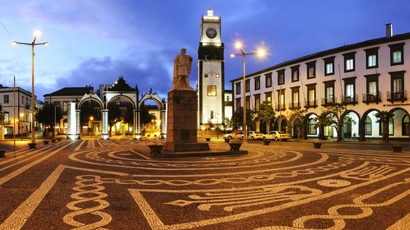Обои на рабочий стол Площадь The Portas da Cidade со статуей в Ponta Delgada, Portugal / Португалия