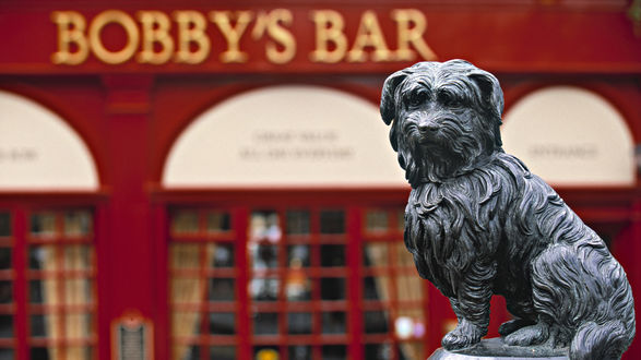 Обои на рабочий стол Монумент собаке, Шотландия (Bobby's Bar)