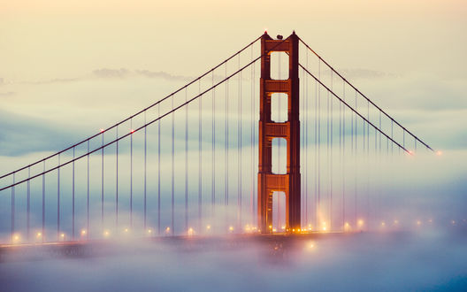 Обои на рабочий стол Одна из опор моста Золотые ворота / Golden Gate в Сан-Франциско / San-Francisco, USA / США, в тумане