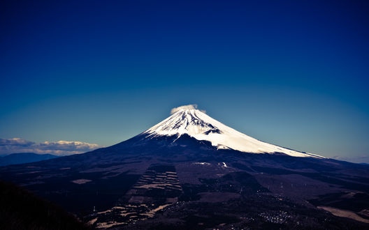 Обои на рабочий стол Вид на вулкан Fujiyama / Фудзияма в ясную погоду, Japan / Япония