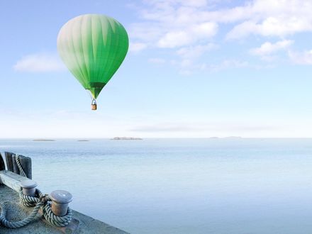 Обои на рабочий стол Салатовый воздушный шар над морем