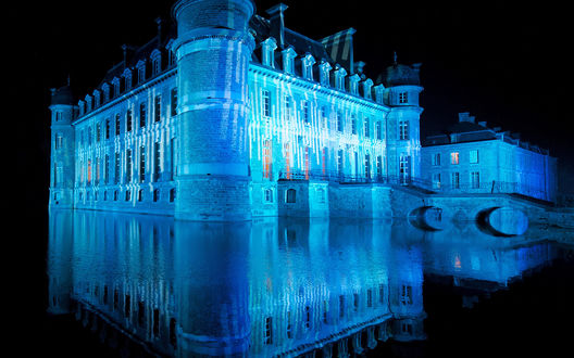 Обои на рабочий стол Замок Белёй / Chateau de Beloeil, Бельгия / Belgium. Замок на воде – уникальный памятник средневековой архитектуры освещен неоном. В итоге получается настоящее волшебство - фото Люка Виато