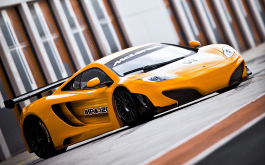 Обои на рабочий стол Спортивный желтый автомобиль McLaren / МакЛарен
