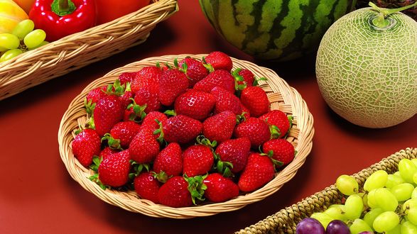Обои на рабочий стол Фрукты и сочная клубника на плетенном блюде