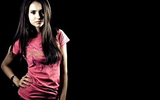 Обои на рабочий стол Нина Добрев / Nina Dobrev на черном фоне