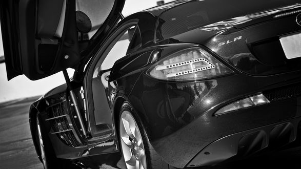 Обои на рабочий стол Mercedes-Benz SLR / Мерседес-Венс СЛРчерного цвета с открытыми дверьми