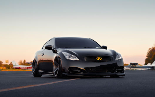 Обои на рабочий стол G37 Vossen Wheels / Г37Воссен Хилс черного цвета стоит на дороге