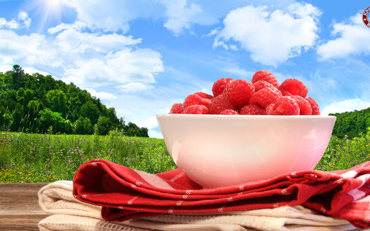 Обои на рабочий стол Белая тарелка с малиной стоит на полотенцах