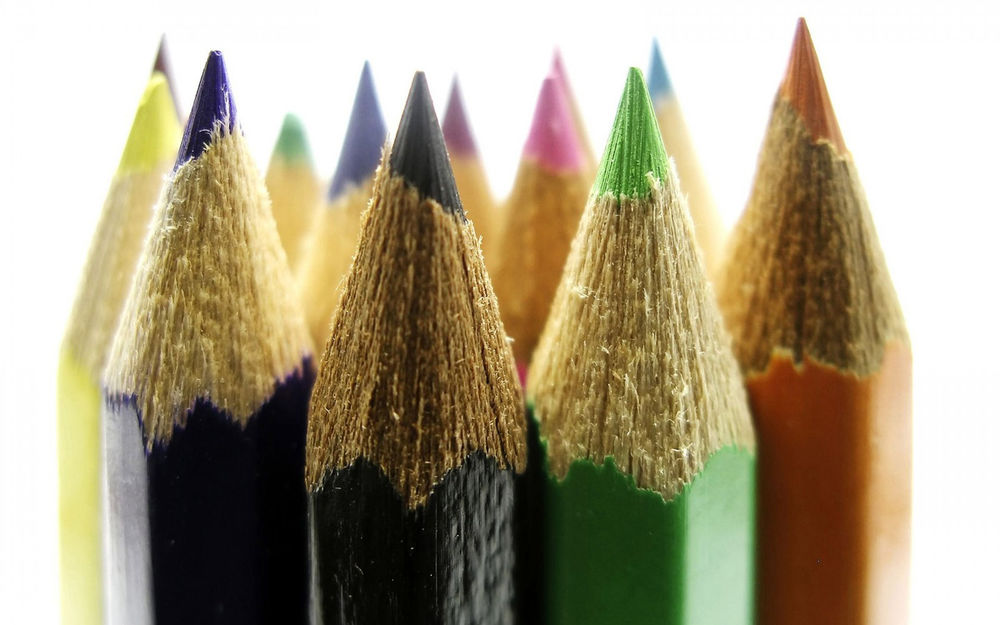 Обои для рабочего стола Несколько разноцветных карандашей на белом фоне