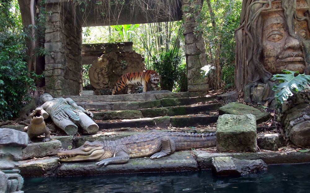 Обои для рабочего стола Уголок джунглей с тигром и аллигаторами в Диснейленде