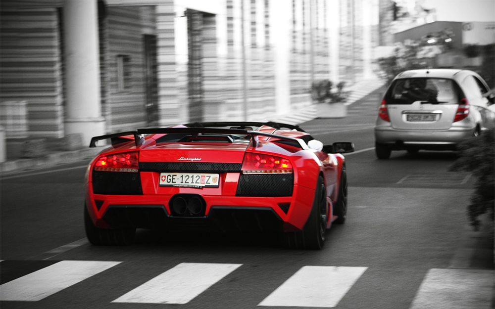 Обои для рабочего стола Красное Lamborghini / Ламборгини стоит у пешеходной зоны