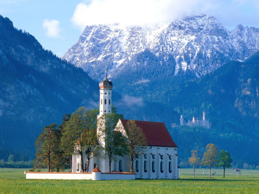 Обои для рабочего стола Церковь Санкт Кальман возле Фюссен, Бавария, Германия / St Coloman Church, Near Fussen, Bavaria, Germany у подножия гор